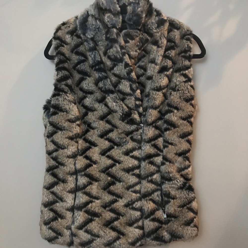 faux fur || print vest